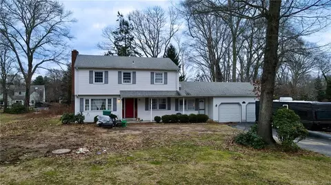 8 Pontiac Dr, East Lyme, CT 06357