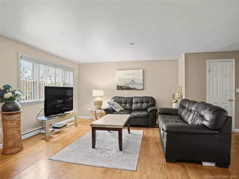 9 Avon Ln, Stamford, CT 06907