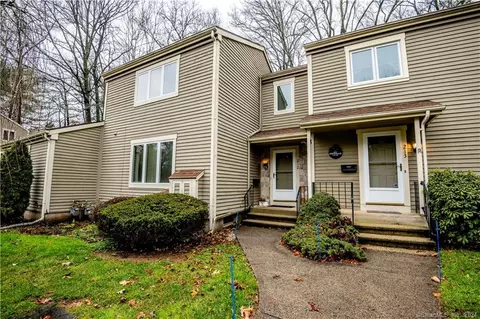 212 Waters Edge Dr #212, Southington, CT 06489