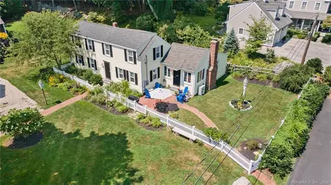 32 Kings Ln, Essex, CT 06426