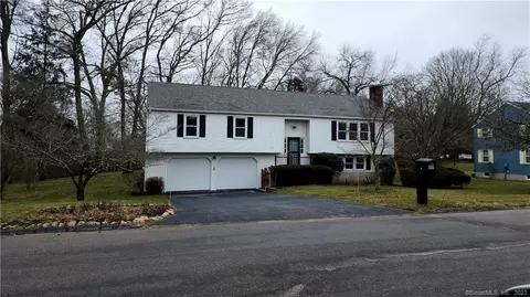 6 Cross Dr, Waterford, CT 06385