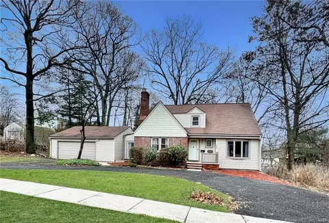 124 Crestview Ave, Stamford, CT 06907