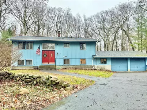 13 Pheasant Run Dr, Gales Ferry, CT 06335