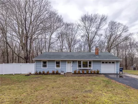 91 Meetinghouse Ln, Ledyard, CT 06339