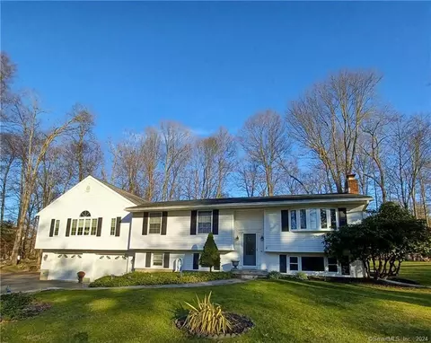 4 Corn Tassle Rd, Danbury, CT 06811