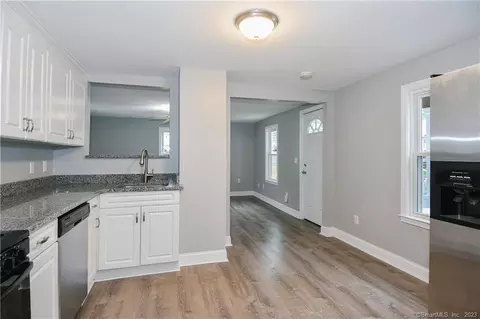 64 West St, Manchester, CT 06040
