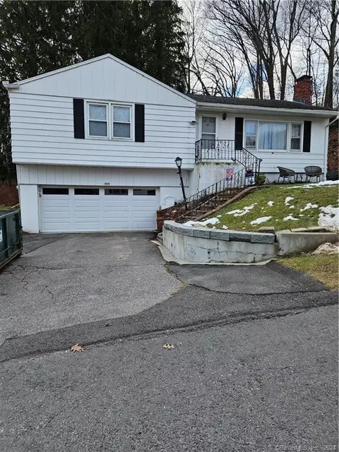 111 Juniper Ridge Dr, Waterbury, CT 06708