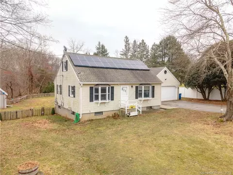 526 Fitch Hill Rd, Uncasville, CT 06382