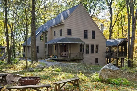 8 Stonemeadow Ln, Canton, CT 06019