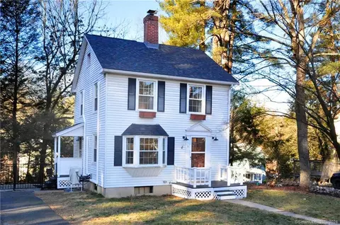 11 Woods Ln, Simsbury, CT 06070
