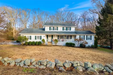 5 Palmer Dr, Ledyard, CT 06335