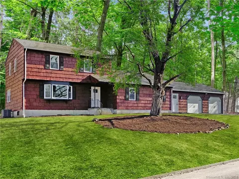 35 Oakwood Dr, Oxford, CT 06478