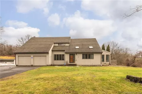 499 Quassapaug Rd, Woodbury, CT 06798