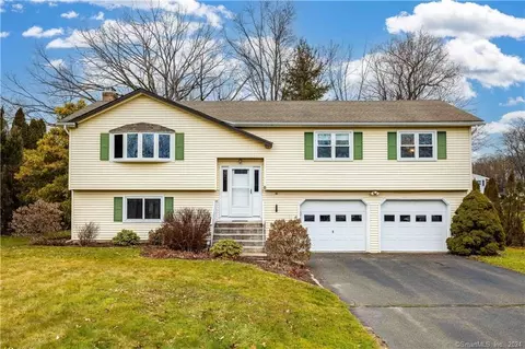 8 Penncross Dr, Windsor, CT 06095