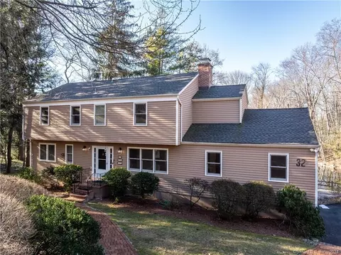 32 Zora Ln, Stamford, CT 06903