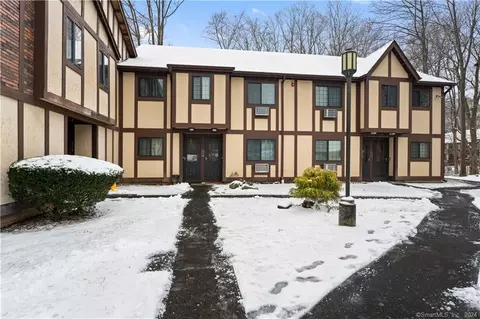 314 Foxwood Ln #314, Milford, CT 06461