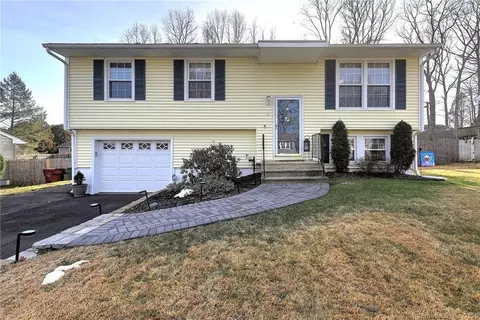 8 Harvest Ln, Naugatuck, CT 06770