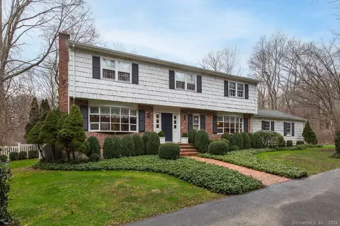 66 Country Club Dr, Woodbridge, CT 06525