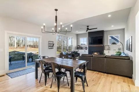 6 Arbor Xing, East Lyme, CT 06333