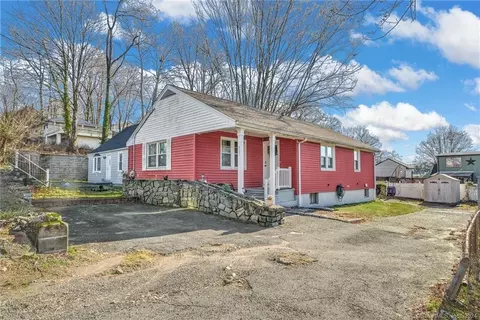 425 Saunders Ave, Bridgeport, CT 06606