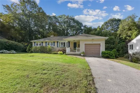 160 Pamela Ave, Groton, CT 06340