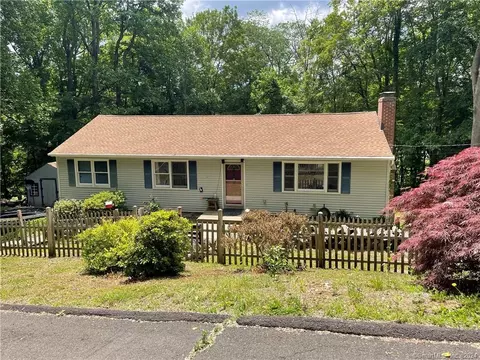 17 Patricia Ln, Newtown, CT 06470