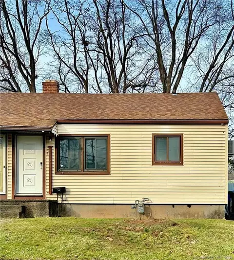 35 8th St, Newington, CT 06111