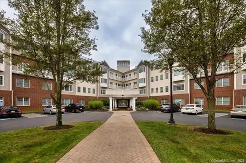 1 King Philip Dr #103, West Hartford, CT 06117