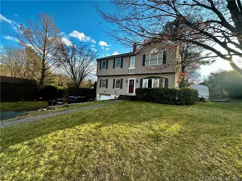 6 Daves Ln, Newtown, CT 06470
