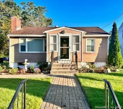21 North St, Plainville, CT 06062