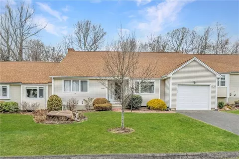 318 Navajo Loop #318, Shelton, CT 06484