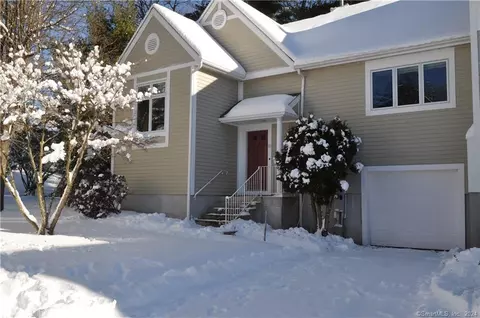 10 Essex Ct #10, Avon, CT 06001