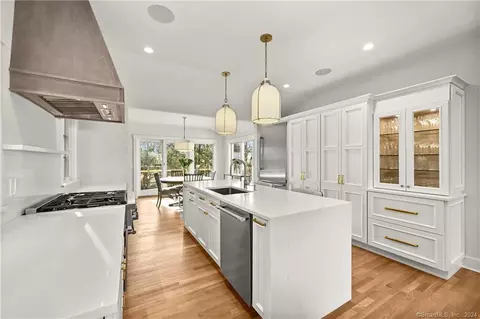 5 Cranberry Ln, Ridgefield, CT 06877
