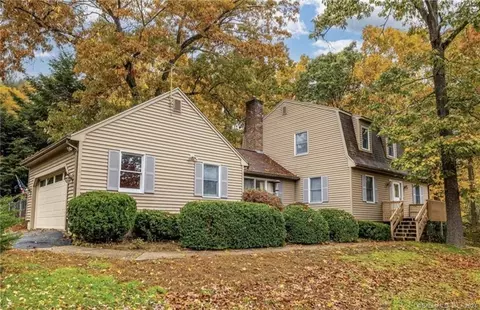 12 Meadowview Ln, Norwich, CT 06360