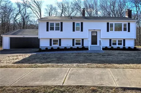 14 Pine Hollow Rd, Branford, CT 06405