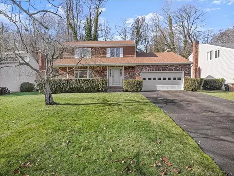 40 Coachlamp Ln, Stamford, CT 06902