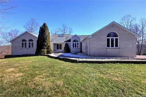 141 Oxbow Ln, Northford, CT 06472