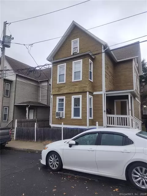 13 Armstrong Pl, Bridgeport, CT 06608