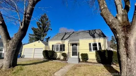 249 Lynne Pl, Bridgeport, CT 06610