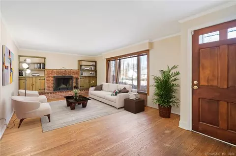 28 Oakridge Rd, Waterbury, CT 06706