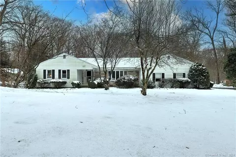 6 Diana Dr, Woodbridge, CT 06525