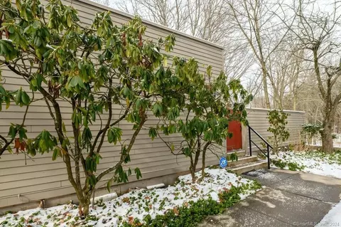 1 Charlton Hill Rd #1, Hamden, CT 06518