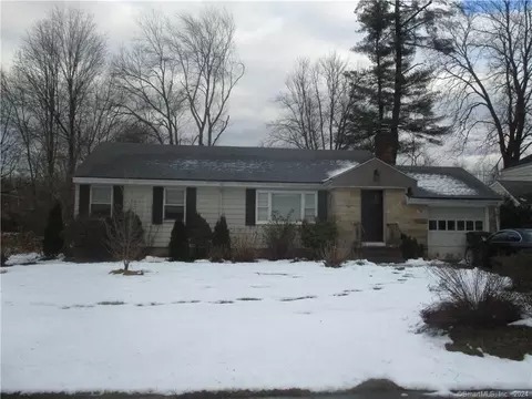 12 Tecumseh Rd, West Hartford, CT 06117