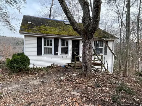 6 Shadblow Trl, Sandy Hook, CT 06482