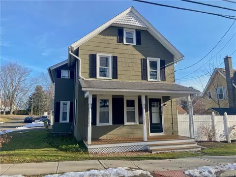 63 West St, Windsor Locks, CT 06096