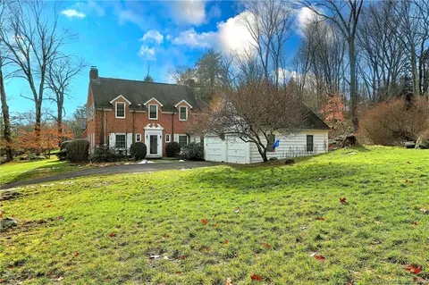 552 Hillside Ave, Naugatuck, CT 06770