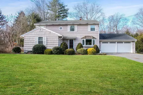 18 Lake Rd, Woodbury, CT 06798