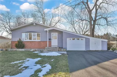 38 Sadler St, Windsor Locks, CT 06096