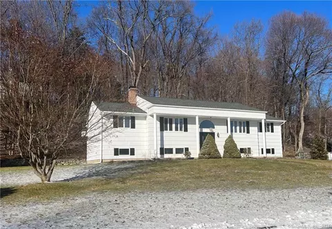 8 E Meadow Ln, Norwalk, CT 06851