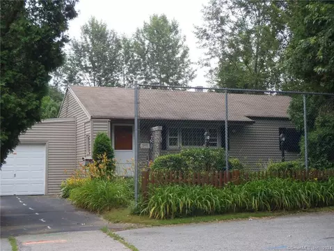 4 Fairway Ln, Norwich, CT 06360